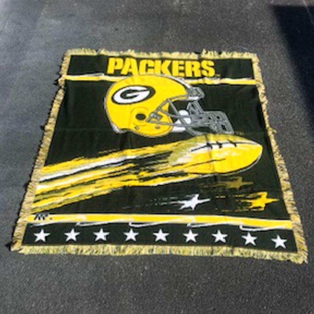 Green Bay Packers Size: 50'' x 60'' Cozy Plush Throw Blanket . New w/o Tags